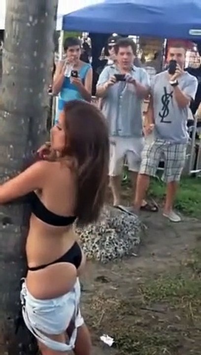 Elle est tellement cuite qu'elle prend un arbre pour son homme... La honte