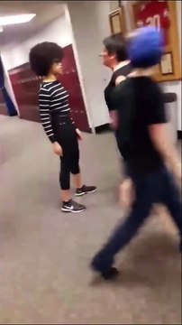 Cette professeur voulait séparer 2 eleves mais ça va se retourner contre elle