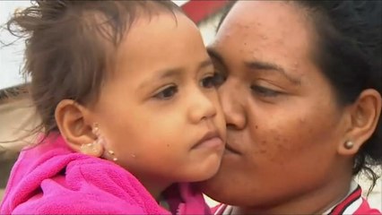 Verwüstet: Bewohner Tongas stehen vor den Trümmern