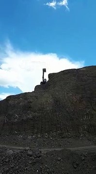 Un rocher percute une voiture