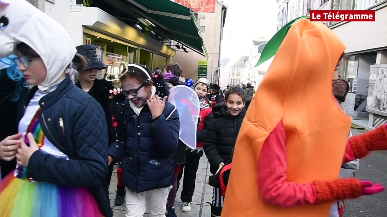 Douarnenez. Près d'une centaine d'enfants déguisés viennent saluer les anciens