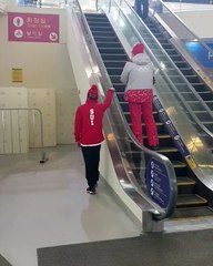 Le skieur Fabian Bösch prend un escalator (PyeongChang 2018)