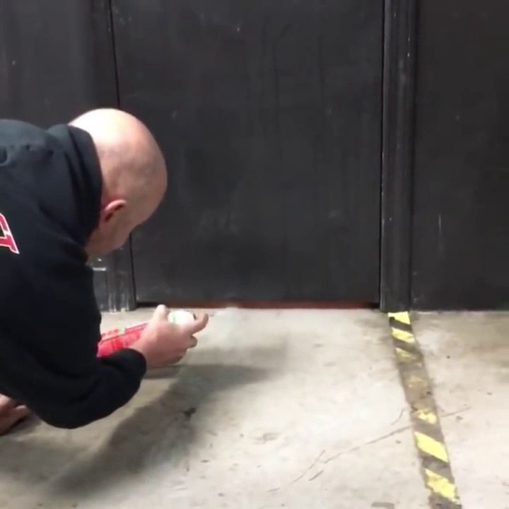 Ce débile met le feu aux toilettes alors que son pote est dedans