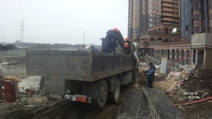 Cet ouvrier a eu très chaud... Bon karma