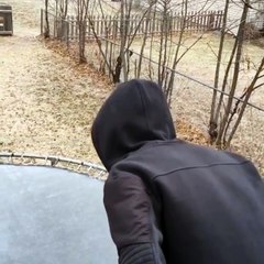 Il saute sur un trampoline glacé ! Trop fun !