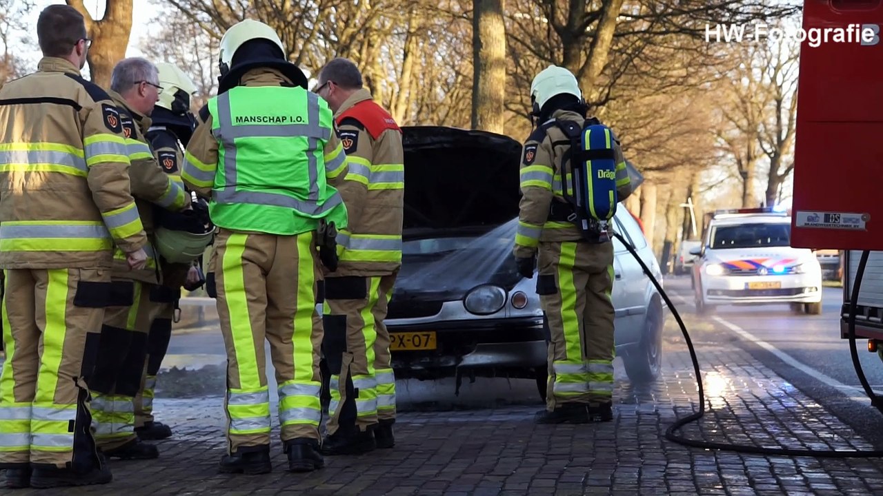 Autobrand op de Oude Rijksweg in Rouveen