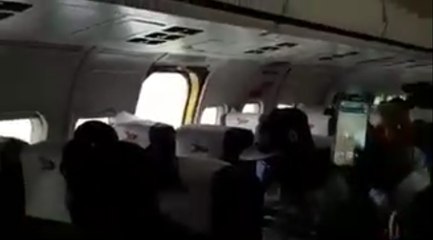 La porte de secours d'un avion s'ouvre à l'atterrissage !