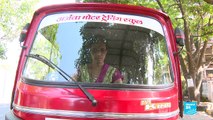 INDE : Des femmes au guidon de tricycles de transport