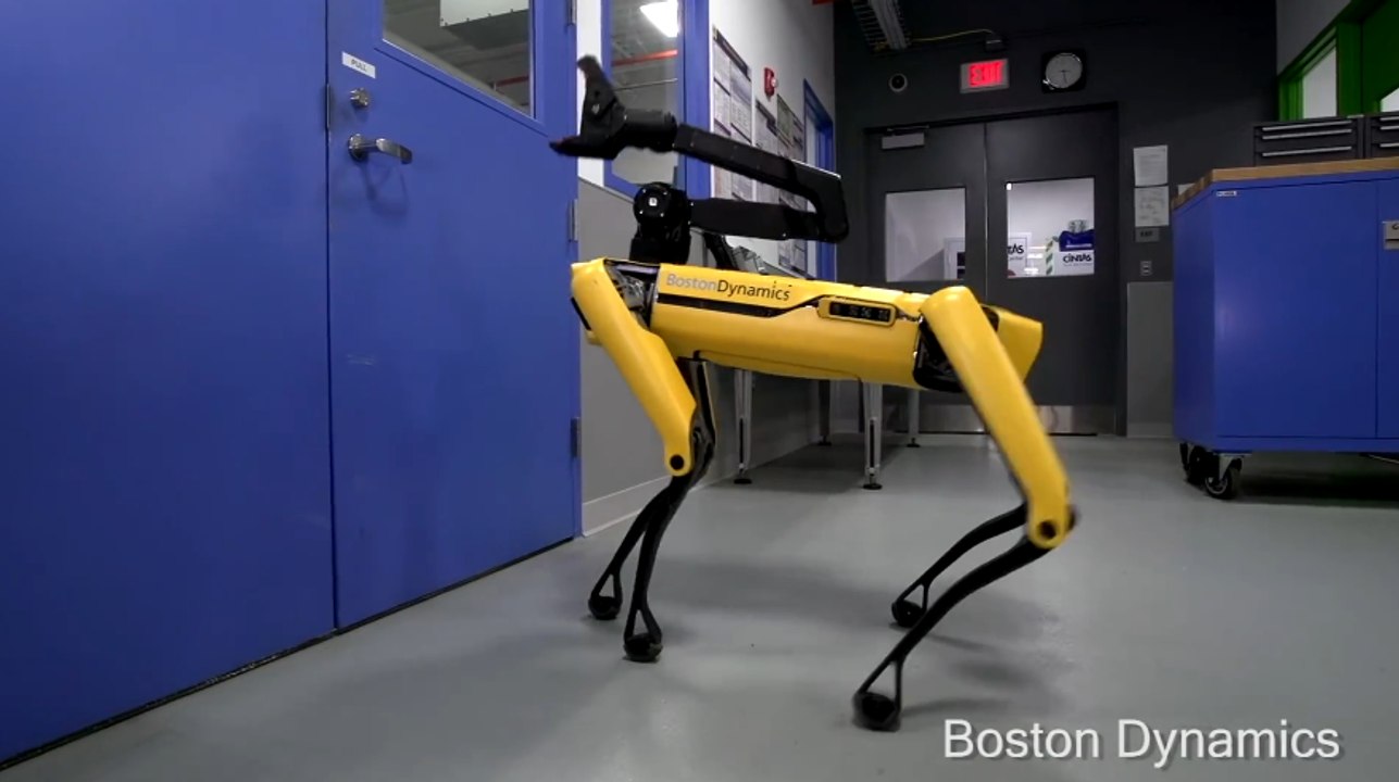 Le robot Boston Dynamics ouvre une porte à l'un de ses congénères et c'est très flippant.