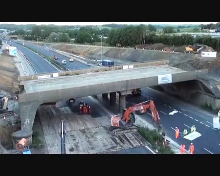 Quand 8 pelleteuses détruisent un énorme pont! Impressionnant