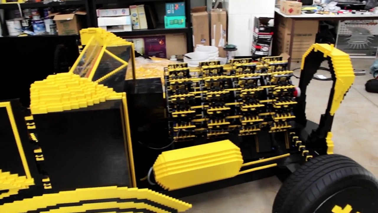Il s'est construit une voiture en LEGO, et elle roule!