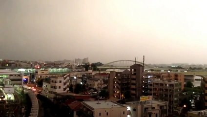 Ce train japonais prend la foudre de plein fouet pendant un orage impressionnant