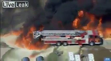 Télécharger la video: Un camion de pompier piégé dans l'incendie d'une raffinerie au Texas (USA)... Images incroyables