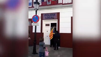 Un falso Puigdemont se entrega en una comisaría de policía