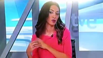 Presentadora se peina en trasmicion en  directo