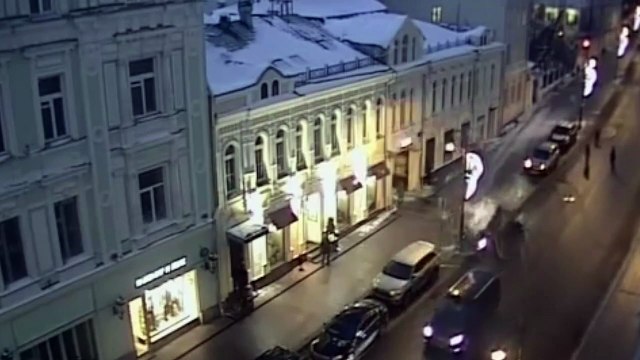 Coche se sube a la acera y atropella a dos peatones en Moscú