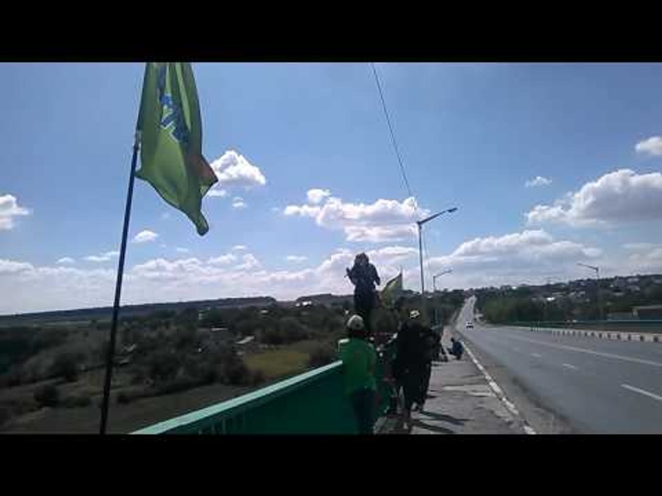 Дівчина не наважилась стрибнути з найвищого мосту в Україні