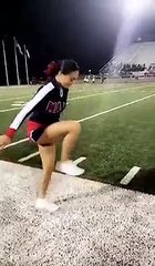 Efecto óptico  animadora se sube a un escalón imaginario