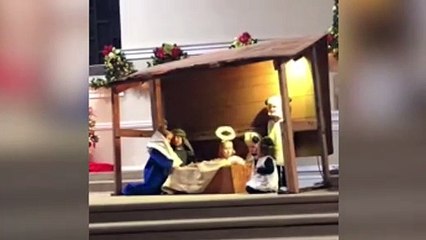 El Belén de niños más cómico de Navidad  pelea con la Virgen María