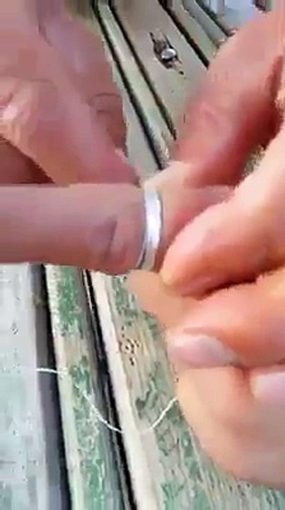 كيف اخراج الخاتم العالق بالاصبع بطريقه سهله جدا