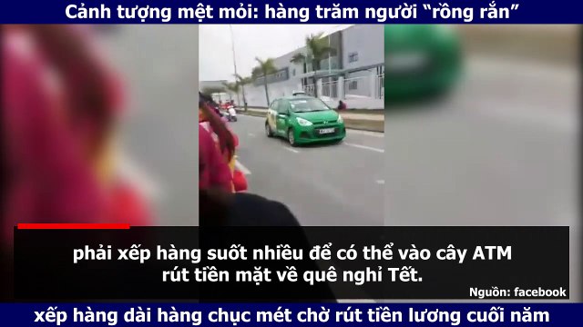 Cảnh tượng mệt mỏi: hàng trăm người “rồng rắn” xếp hàng dài hàng chục mét chờ rút tiền lương cuối năm