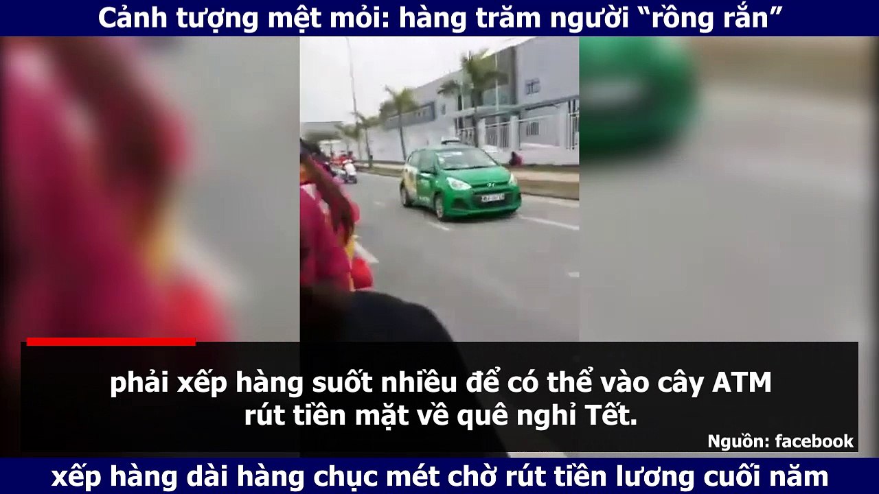 Cảnh tượng mệt mỏi: hàng trăm người “rồng rắn” xếp hàng dài hàng chục mét chờ rút tiền lương cuối năm
