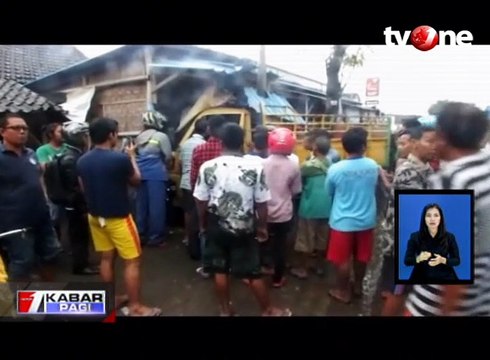 Truk Tabrak Warung Makan, Satu Orang Tewas di Tempat