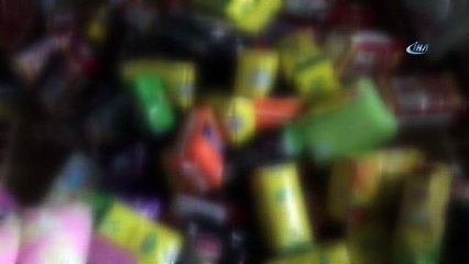 Girdikleri bakkalda suçüstü yakalanan hırsızların evi market gibi çıktı