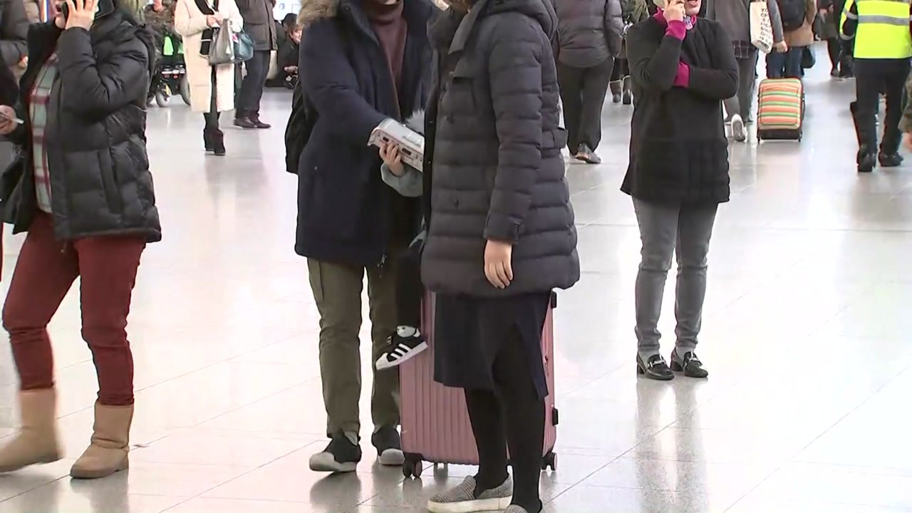 분주한 서울역...하행선 열차 대부분 매진 / YTN