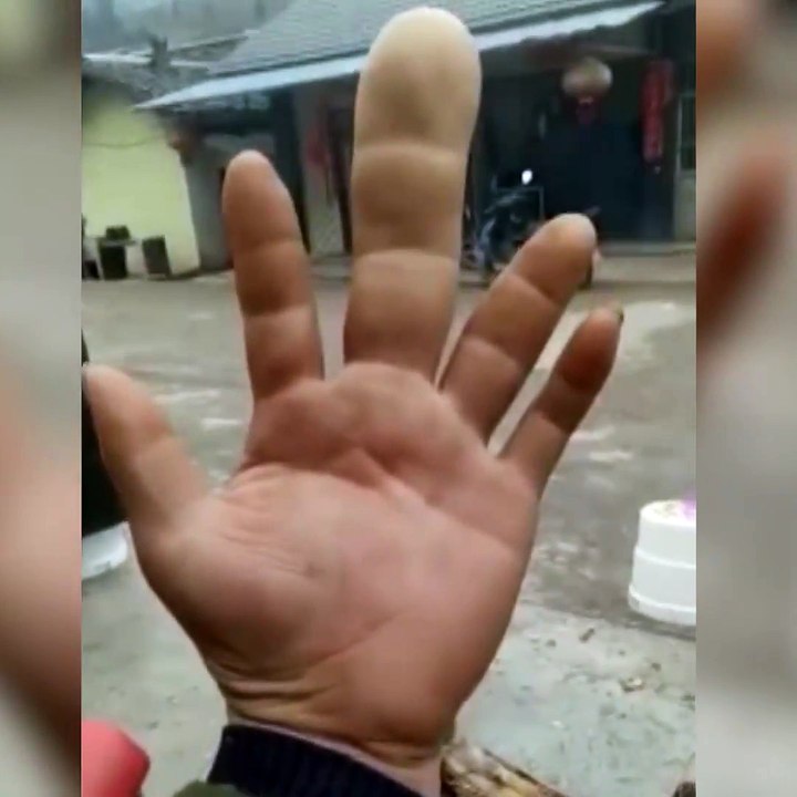 Lui quand il te fait un doigt d'honneur tu le vois de loin... Très gros