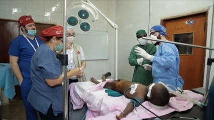 - Etiyopyalı küçük çocuk, Türk doktorların dikkatiyle hayata tutundu- Etiyopya'da 6 yaşındaki çocuğa Türk doktorlardan başarılı mesane taşı ameliyatı- Temiz su olmadığı için bu yaşında mesane taşı oluşan küçük Ahmet, Türk doktorların ...