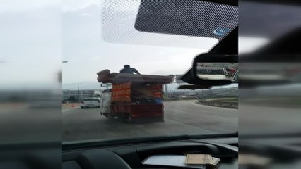 Evini 3 tekerli araçta taşıdı