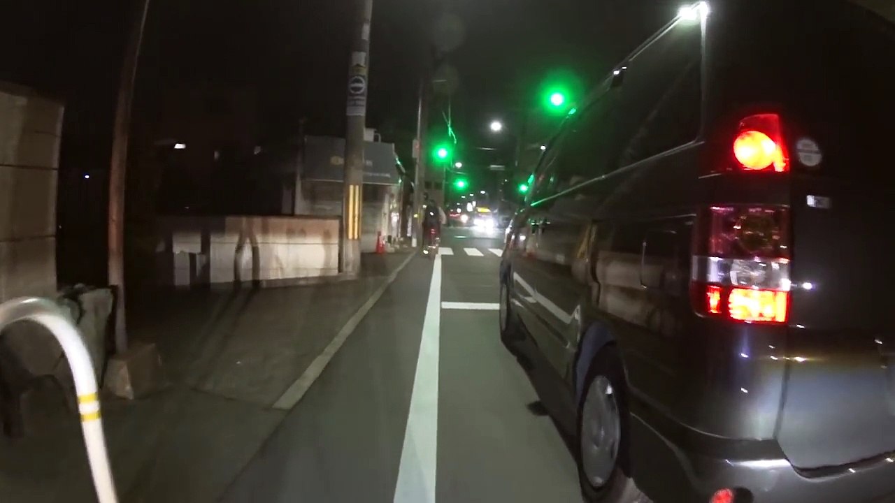 スマホ見ながら無灯火で自転車逆走のち衝突