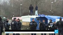 Jungle de Calais : le démantèlement de la zone sud se poursuit sous haute tension