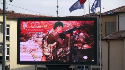 Sevgililer günü dolayısıyla kent meydanındaki dev ekran Mehmetçiğimize tahsis edildi