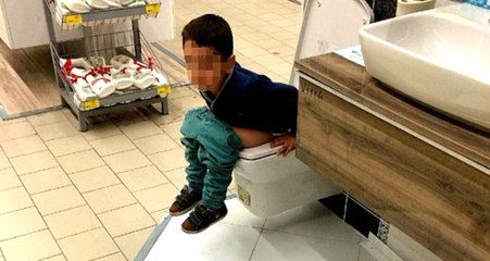Sakarya'da Küçük Çocuk Mağaza İçerisindeki Satışa Sunulan Klozete Tuvaletini Yaptı