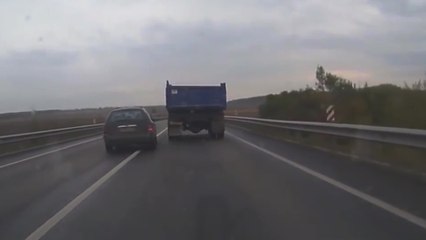 Un idiot fait une queue de poisson à un camion