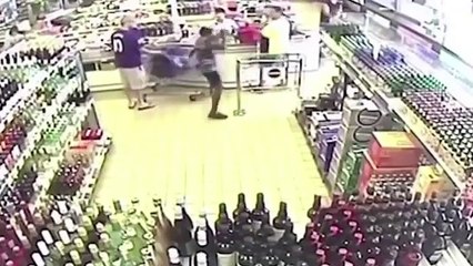 Un braqueur avec un une batte de Baseball agresse une caissière , il se fait arrêter par des clients !