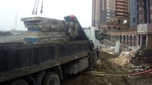 Un ouvrier a failli se faire écraser par des plaques de béton !