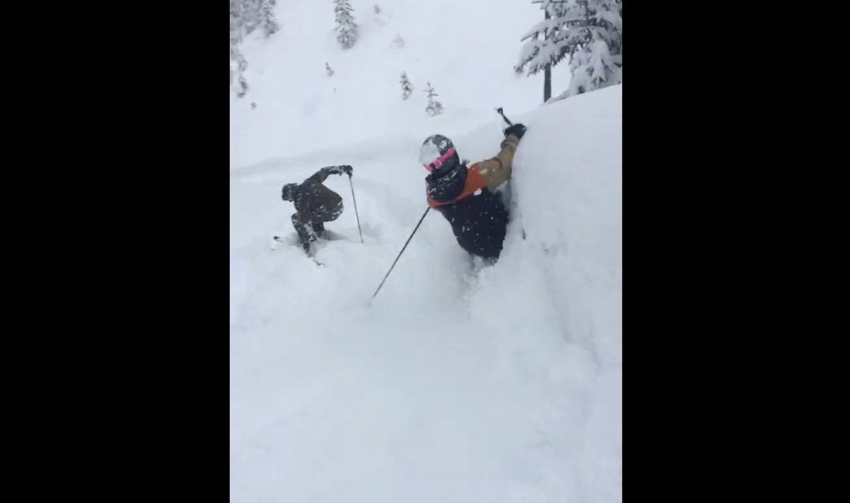 Ce skieur mange le mur de neige dans le virage... OUCH