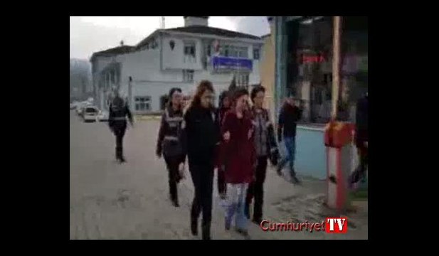 İstiklal Marşı okunurken ayağa kalkmadığı için gözaltına alındı