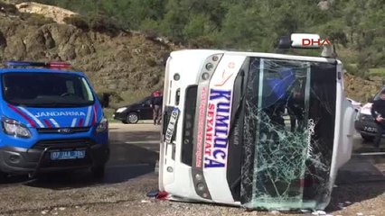 Antalya-Kemer'de Yolcu Midibüsü Devrildi