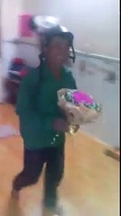 Dù chỉ với một bó hóa, chú công nhân vẫn mang đến Valentine ngọt ngào cho vợ khiến cộng đồng mạng ngưỡng mộ