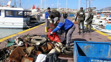 Dalgıçlar deniz dibinde 'Mehmetçik' pankartı açtı