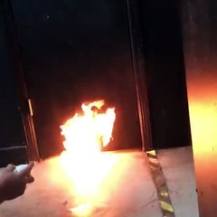 Il s’amuse à foutre le feu à des toilettes pendant que son ami est dedans