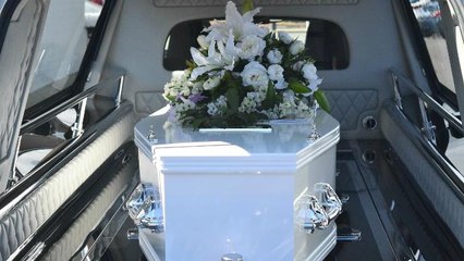Motorista de funerária salva bebê que havia sido considerada morta
