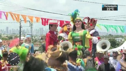 Bonecos gigantes animaram o último dia de Carnaval em Olinda