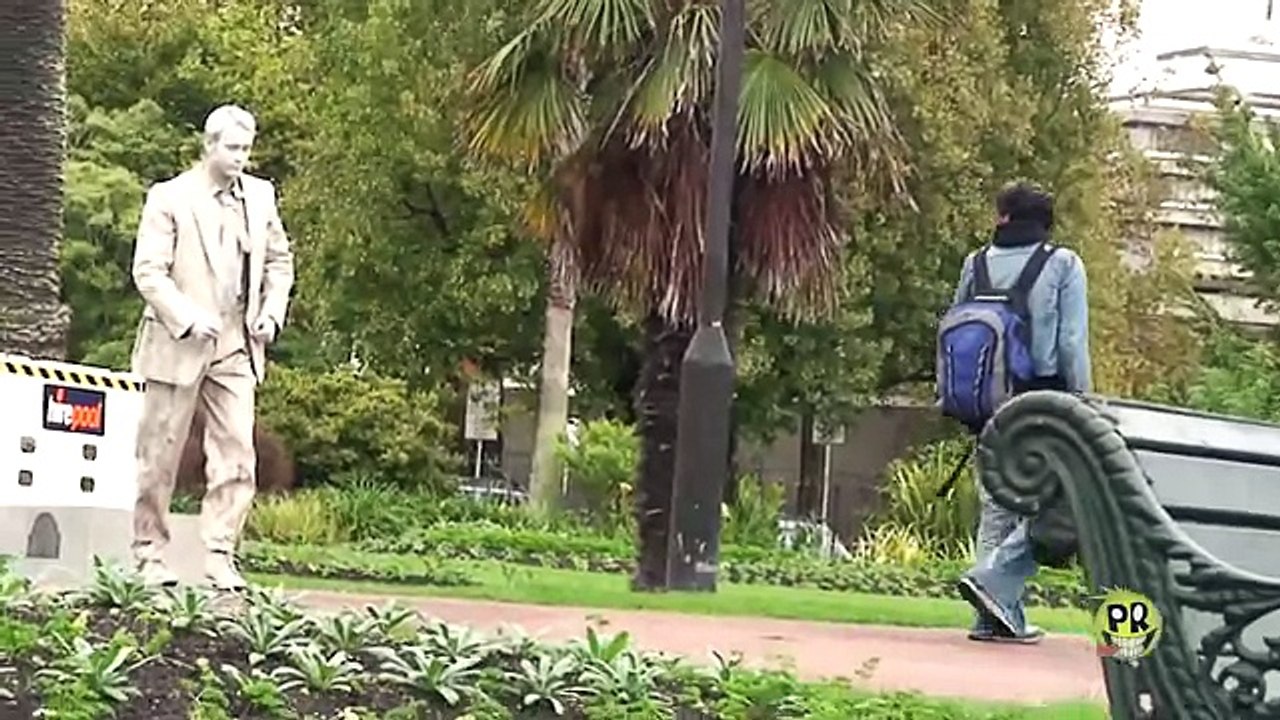 FUNNY STATUE SCARES video Dailymotion