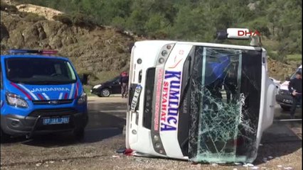 Antalya Kemer'de Yolcu Midibüsü Devrildi 14 Yaralı