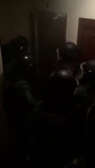 Ces policiers n&#039;arrivent pas à défoncer la porte... Solide hein!